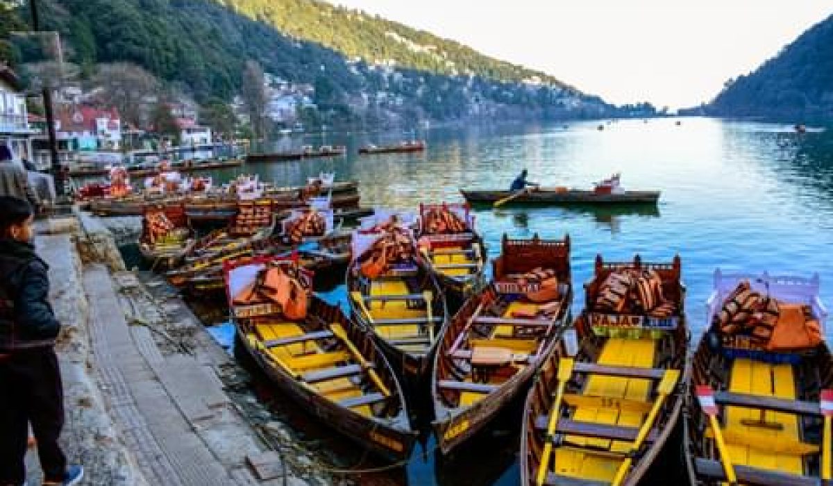 Nainital,Lake,,Uttarakhand,,India,06.12.2023.,The,Colorful,Boats,In,Beautiful